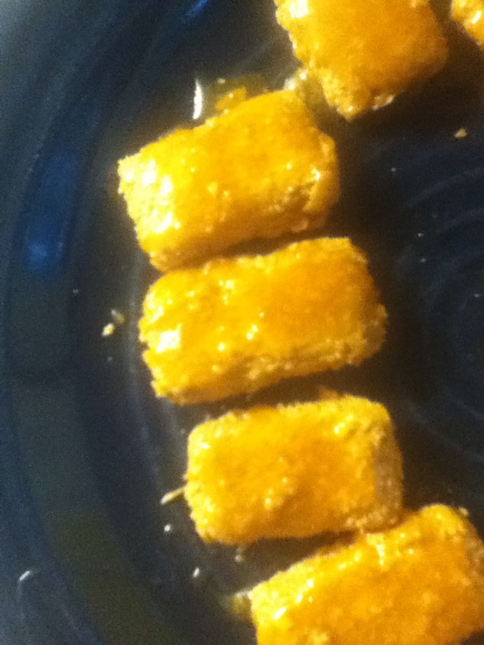 Spread a layer of caramel on top of the bars.