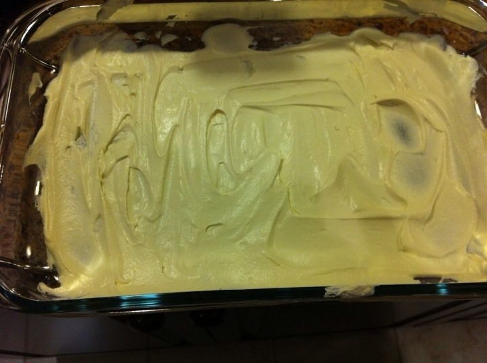 Spread a little of the mixture at the bottom of a dish.