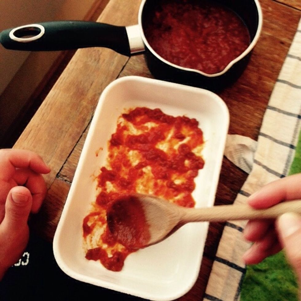 Spread a small quantity of ragu at the base.