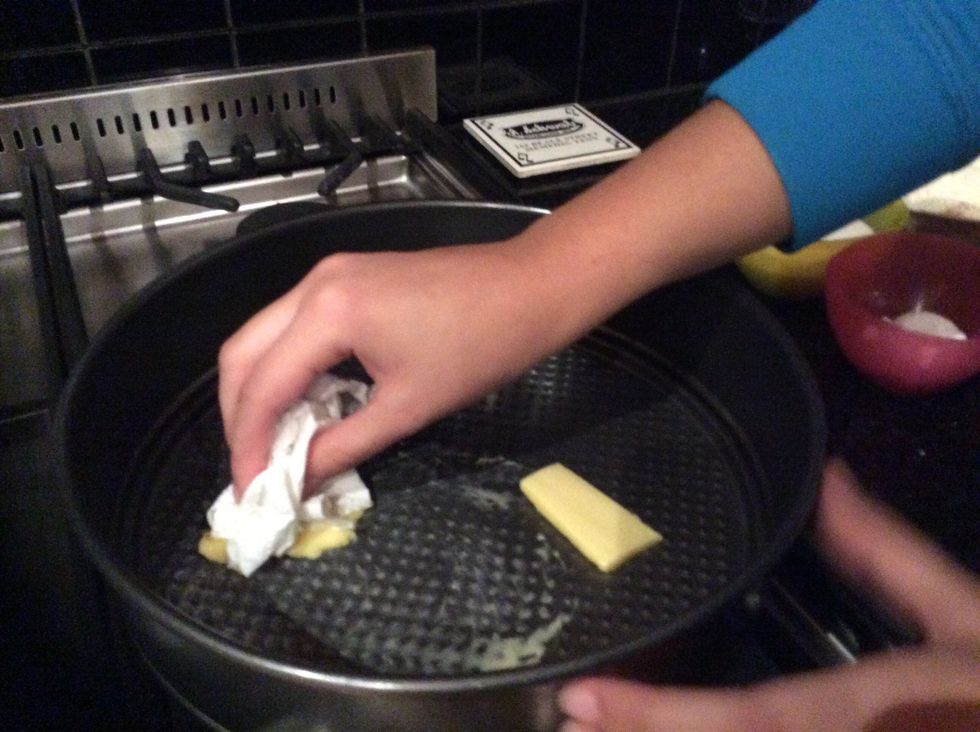 Spread butter around the tray