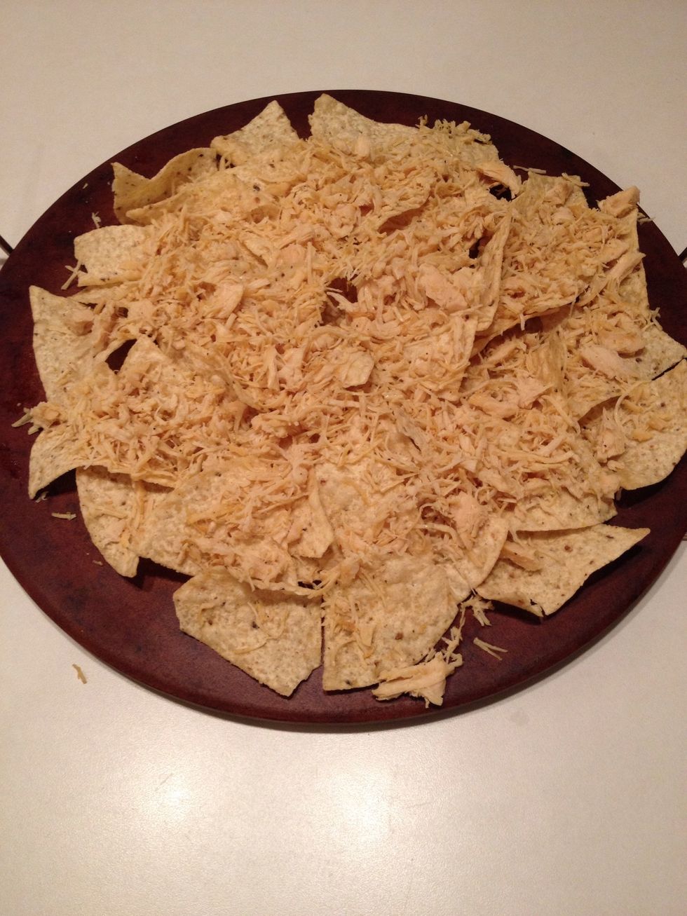 Spread chicken over chips.