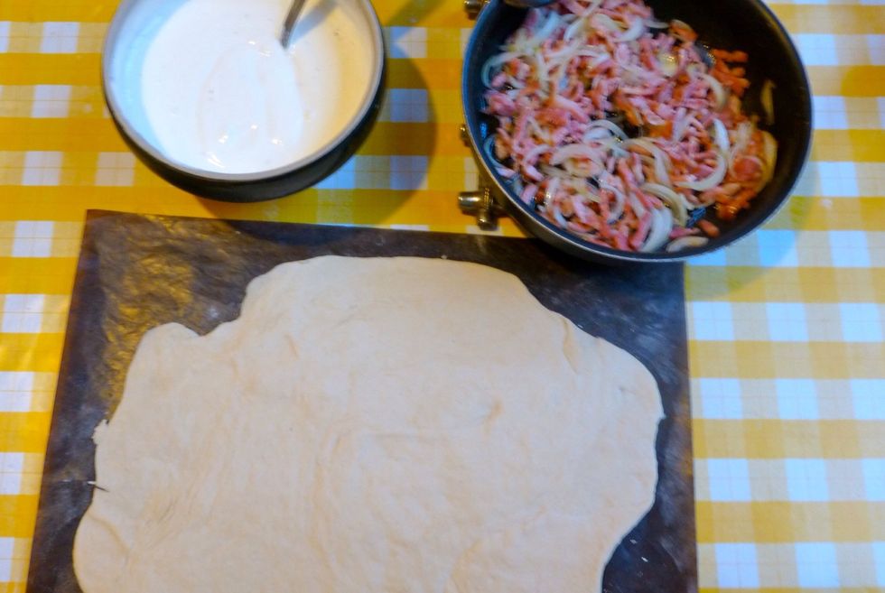 Spread dough. Mix the fromage blanc with the cr\u00e8me fra\u00eeche and season. Fry the bacon and the onions.