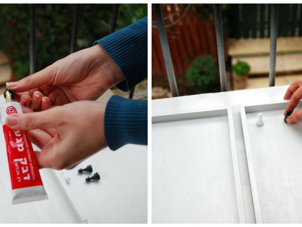 Spread glue on the bottom of the 9 chess pieces and glue them on one of the board, in 3 rows in equal intervals between them. You can choose to only white pieces or black or mix the colors.
