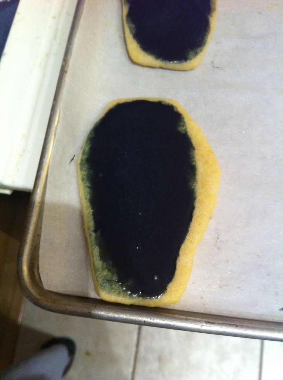 Spread icing on cookies leaving a small uncoloured edge