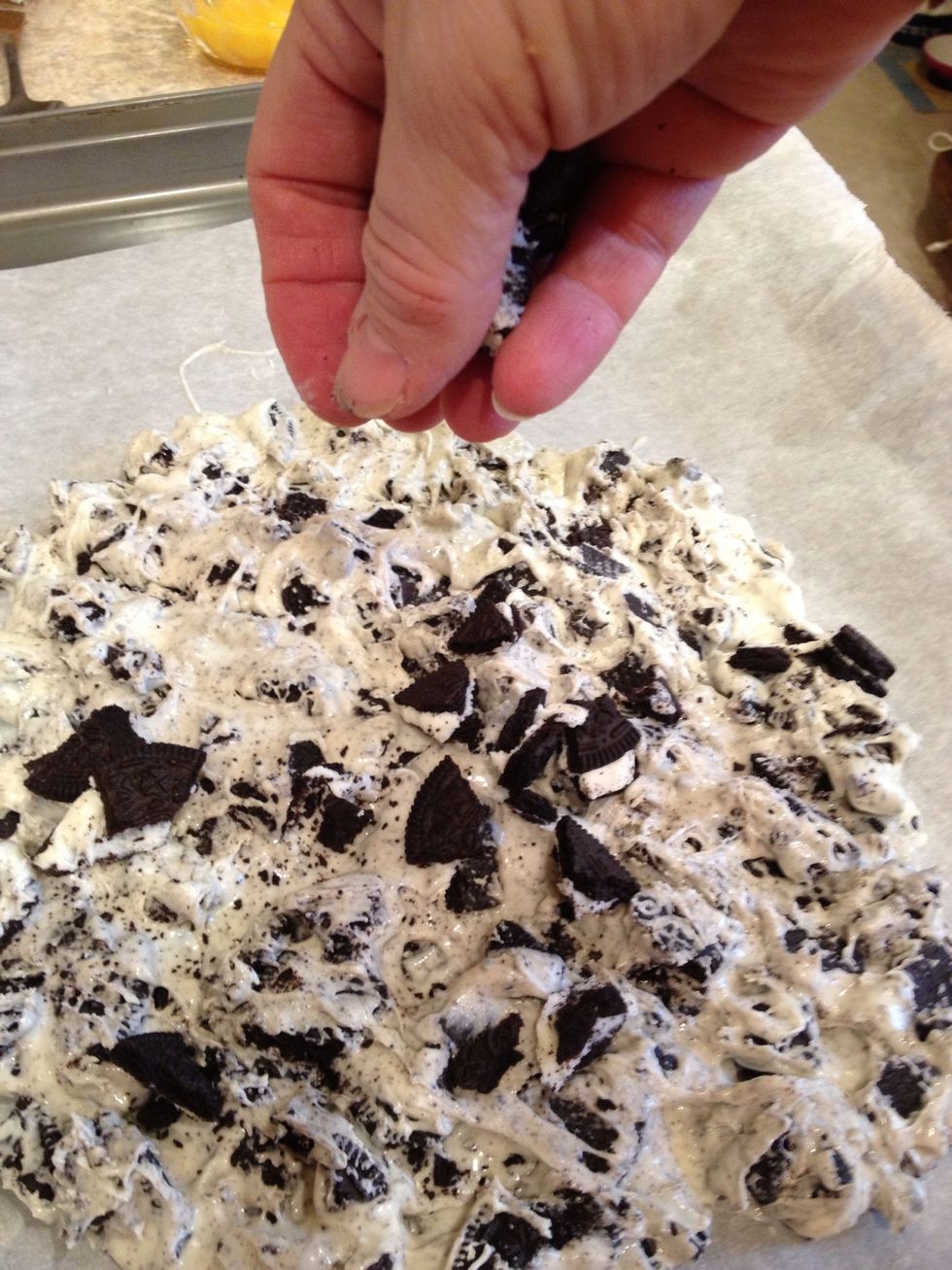 Spread it out on the payment paper and push larger Oreo pieces into the top. Now - into the refrigerator for about 30 minutes.