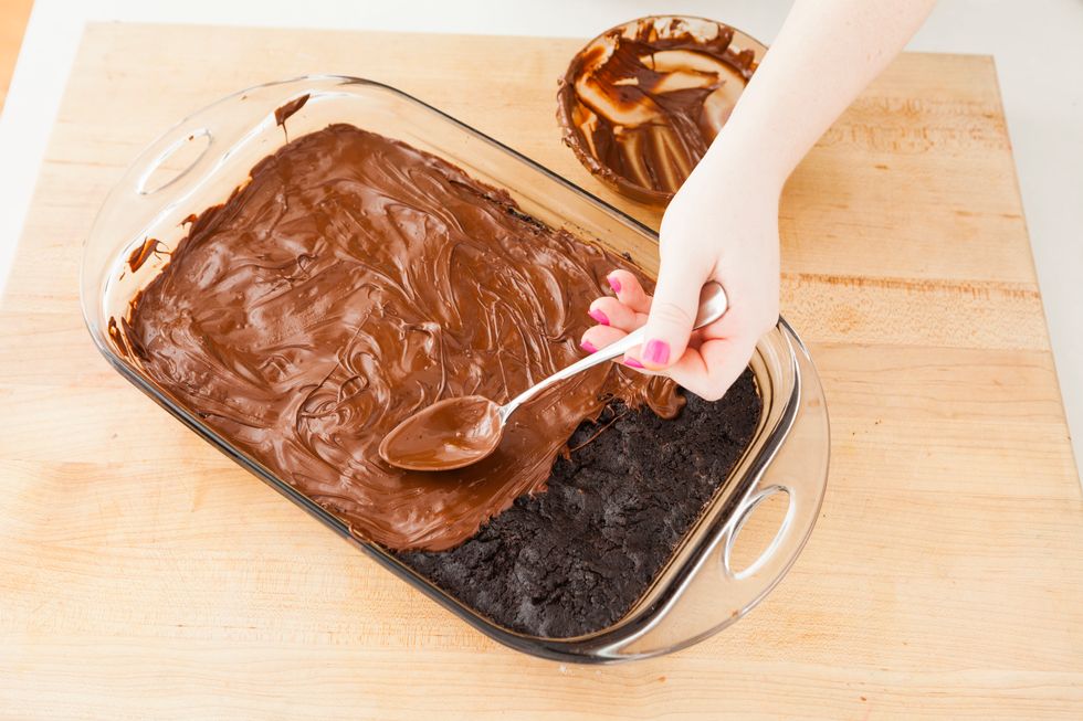 Spread out melted chocolate to cover the entire Oreo layer.
