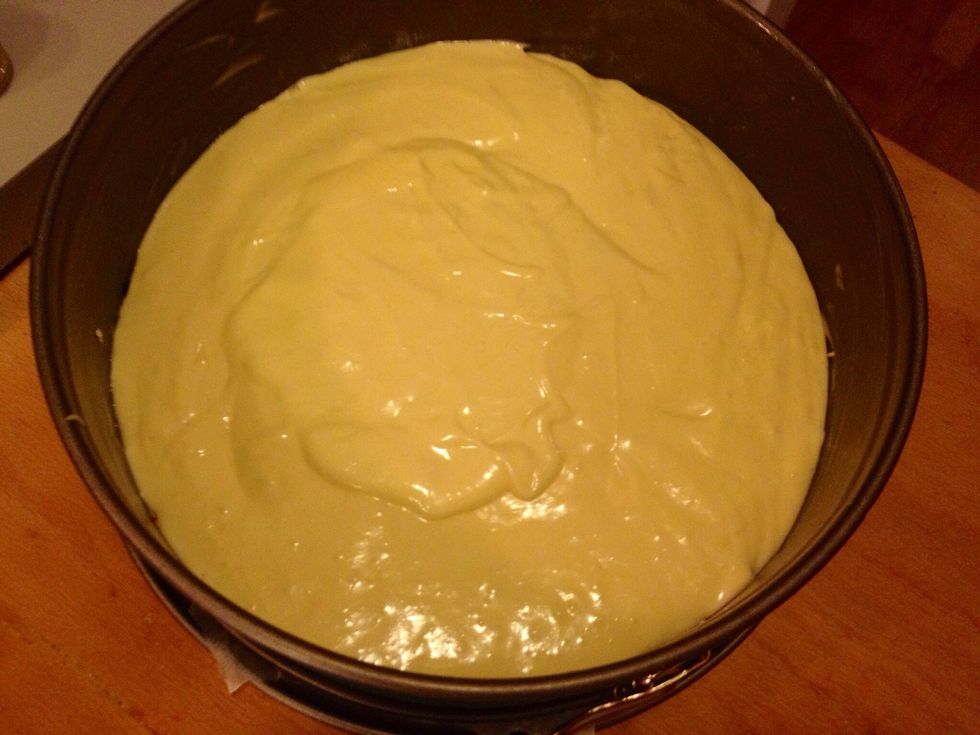 Spread out the batter evenly into the cake pan.