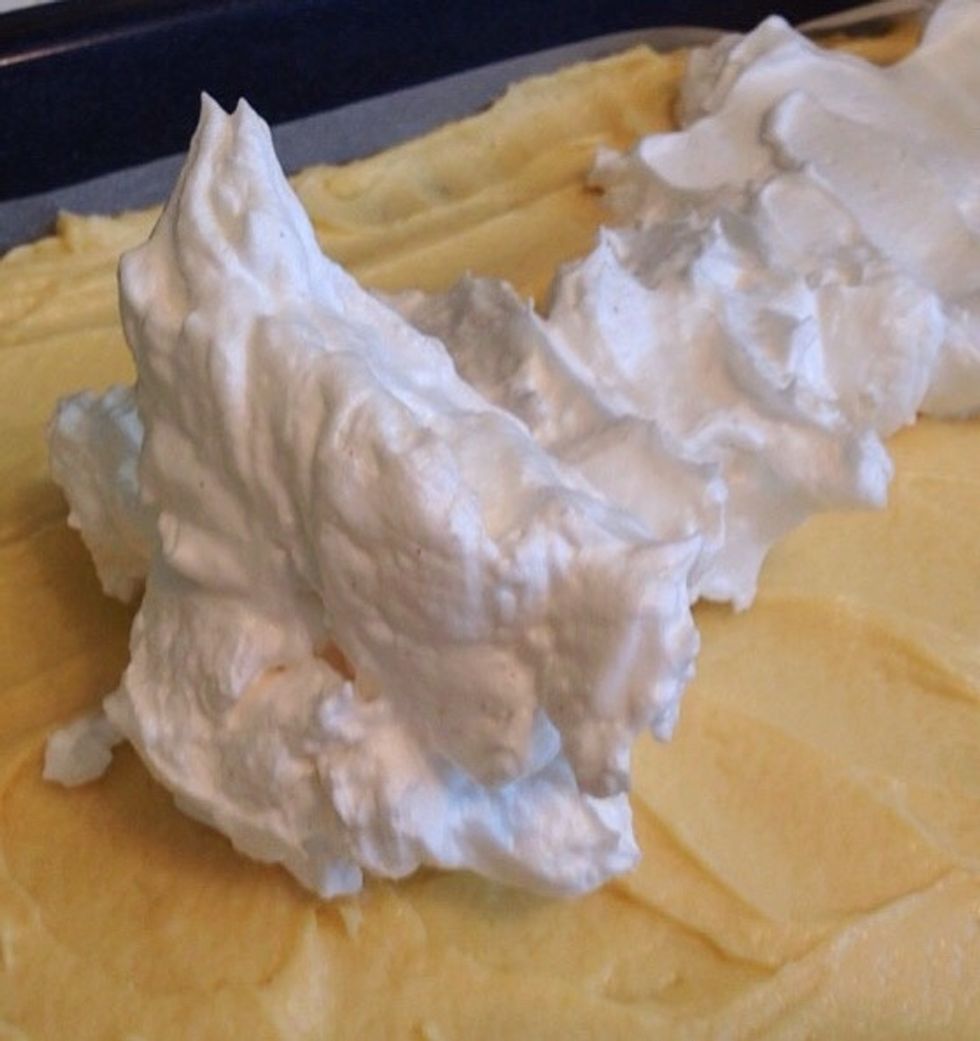 Spread out the meringue on top of the (unbaked) sponge cake.