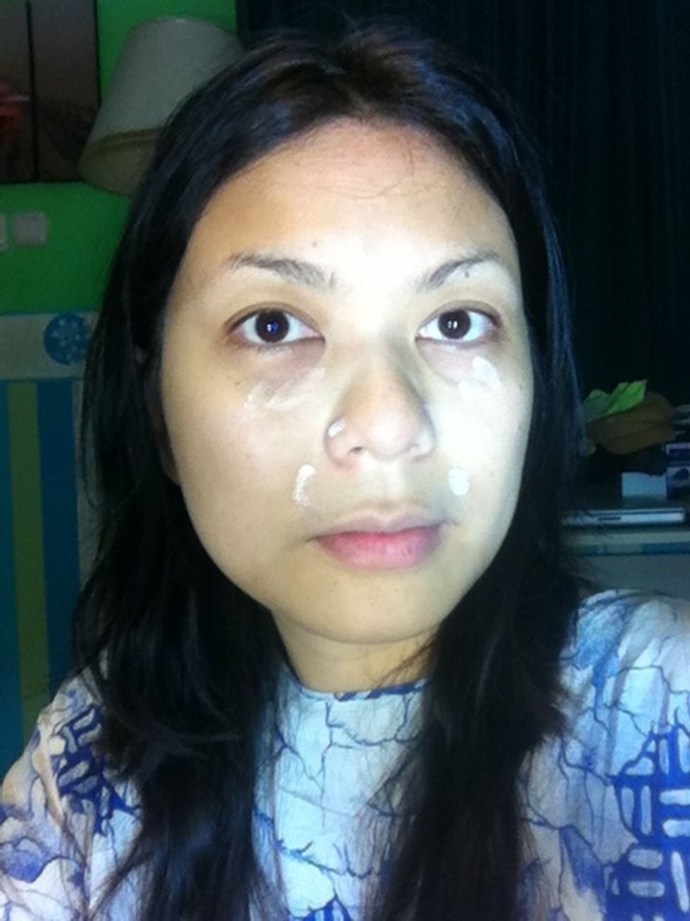 Spread small amount make up base on your part of dry face. Spread it over entire face.