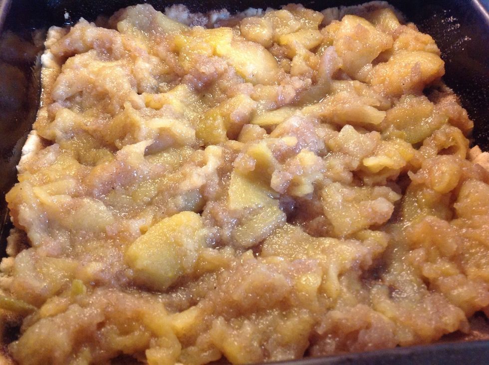 Spread the apple pie filling over the cookie base.