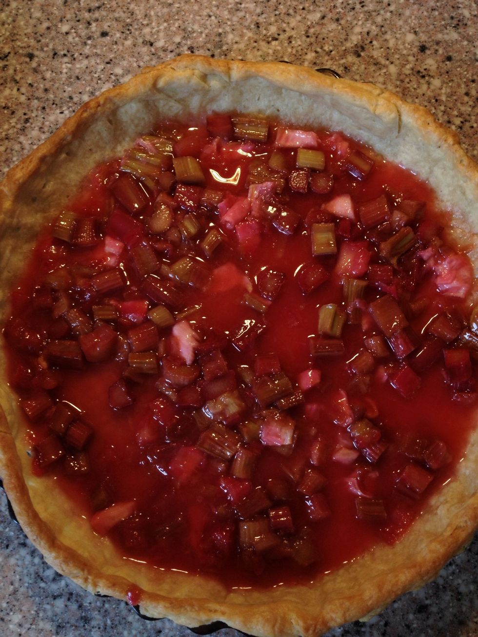 Spread the baked rhubarb thing onto the pie crust.
