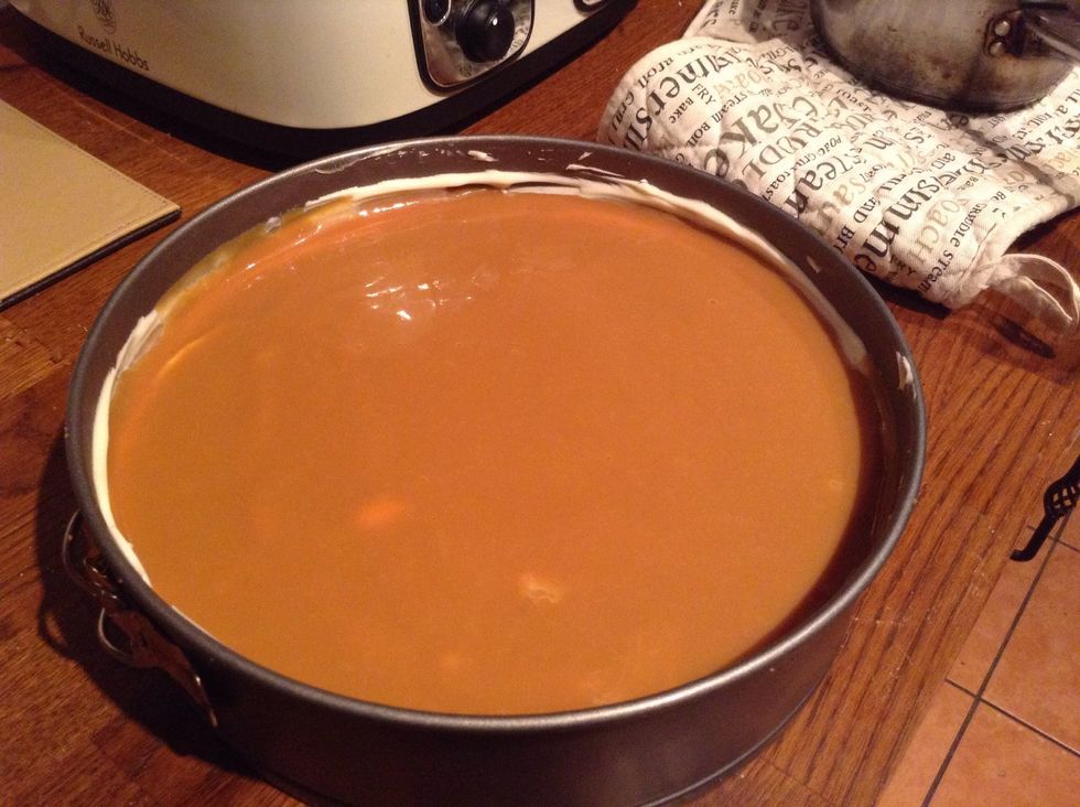 Spread the caramel using the "force" and cover evenly. Stick it in the fridge and let it cool for at least 2 hours, if you want the cake stiffer leave it overnight