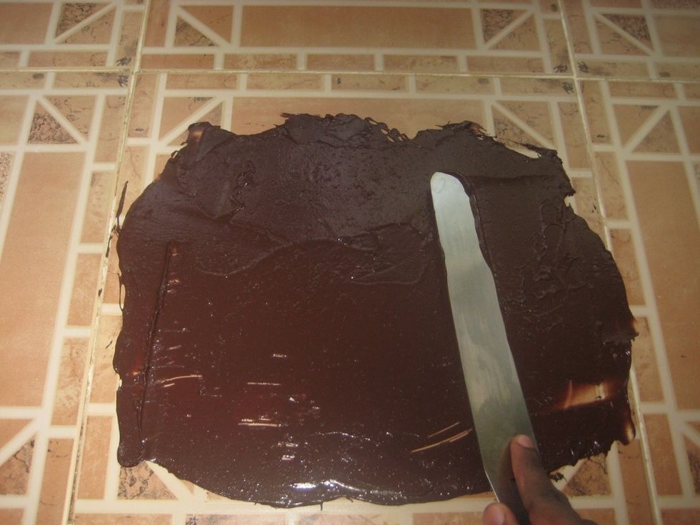 Spread the chocolate as thin a layer as possible and even. When it's thick, it's harder to attain the desired results.