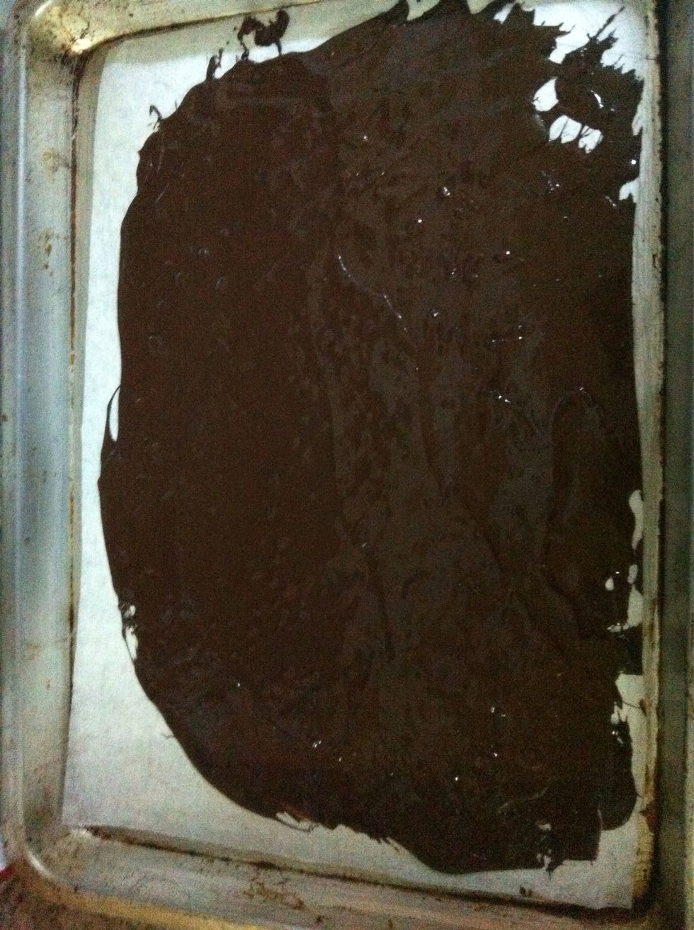 Spread the chocolate thinly over some parchement paper or a silpat. Must be a completely non stick surface.