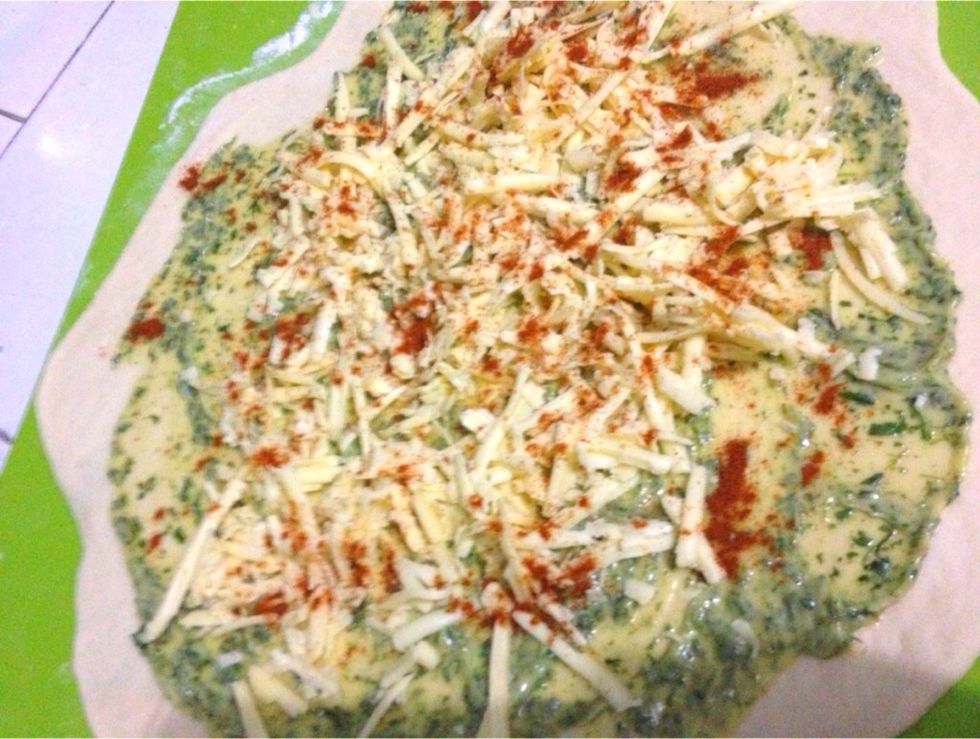 Spread the cilantro butter evenly, sprinkle with grated cheese and ground paprica. You can also sprinkle with ground black pepper for variation though ;)