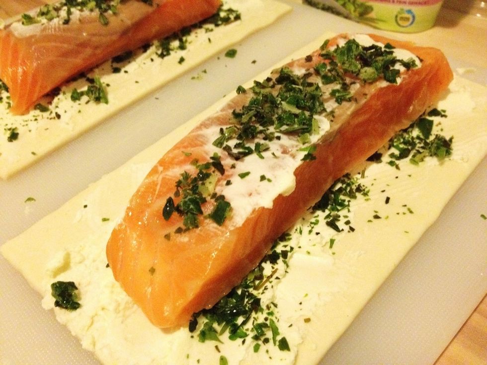 Spread the cream cheese and herbs on the puff pastry and salmon.