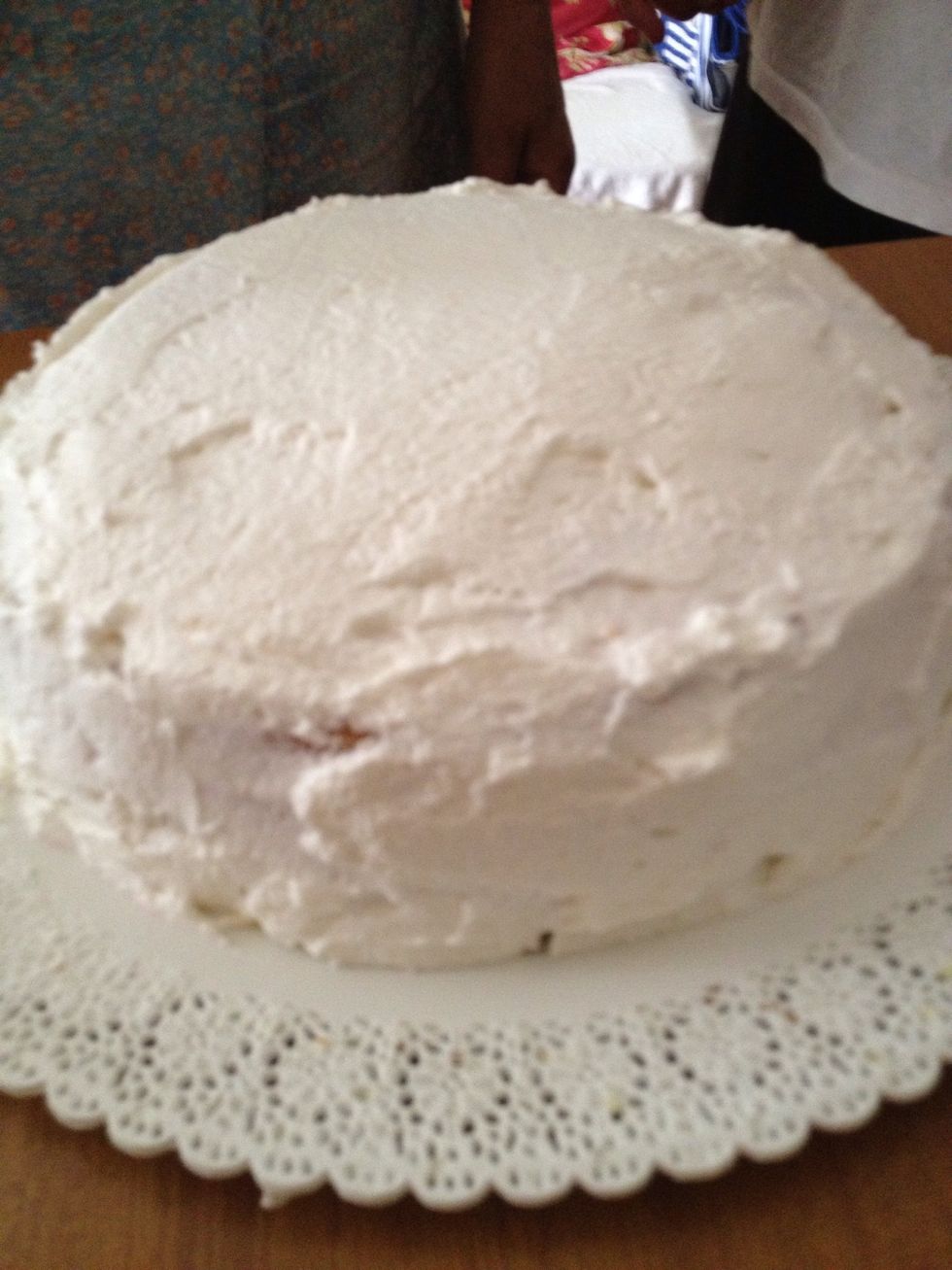 Spread the cream over the entire cake