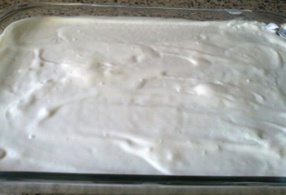 Spread the cream over the mixture so that it covers the full surface