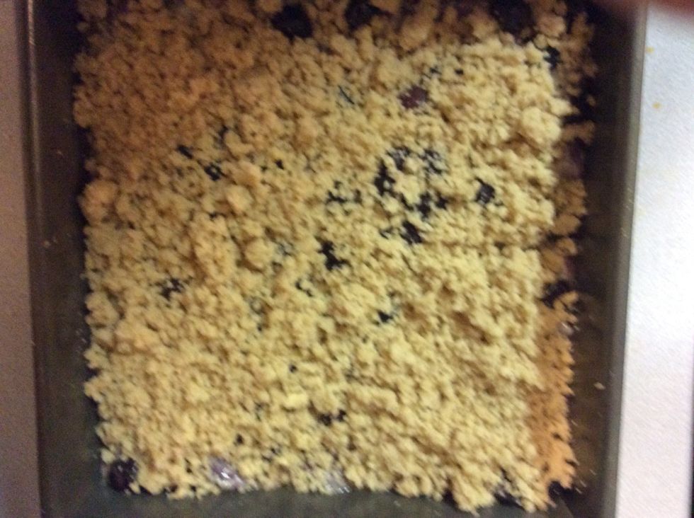 Spread the crumble on the dough