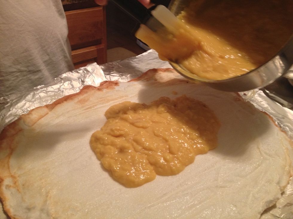 Spread the filling over the meringue