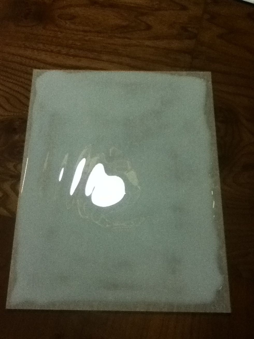 Spread the glue in all the sheet.