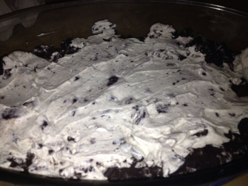 Spread the mixture carefully over the pound cake and oreos.