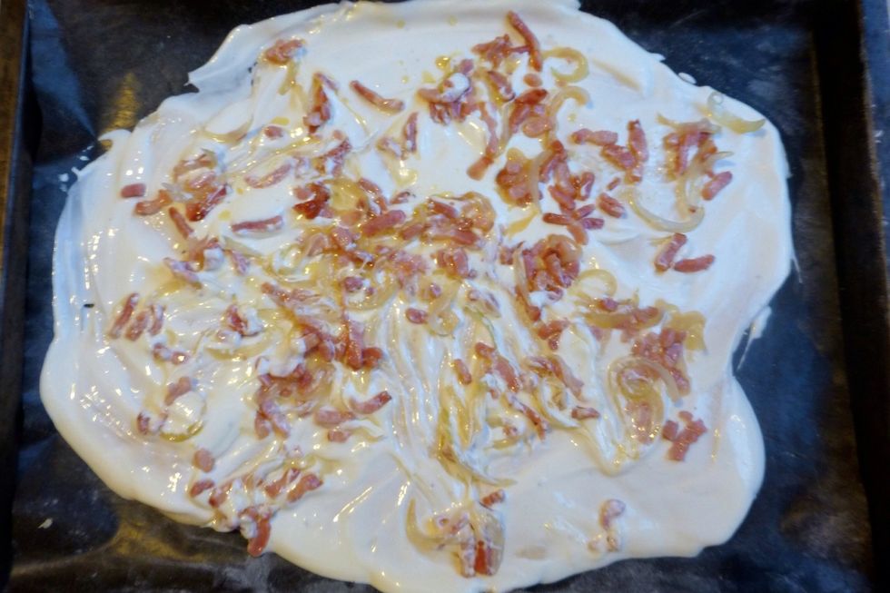 Spread the mixture cream-cheese and arrange the bacon and onions.