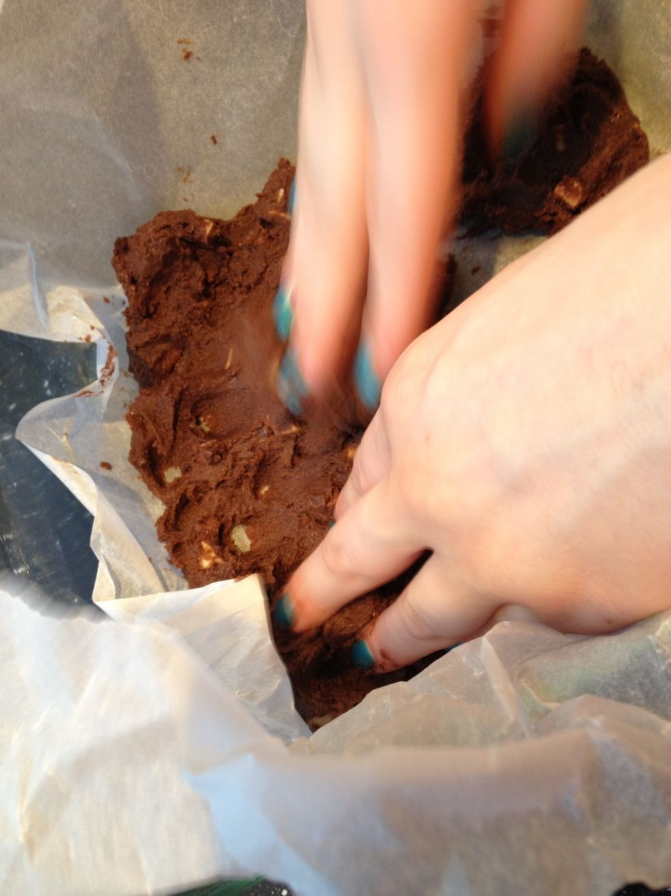 Spread the mixture in the tray