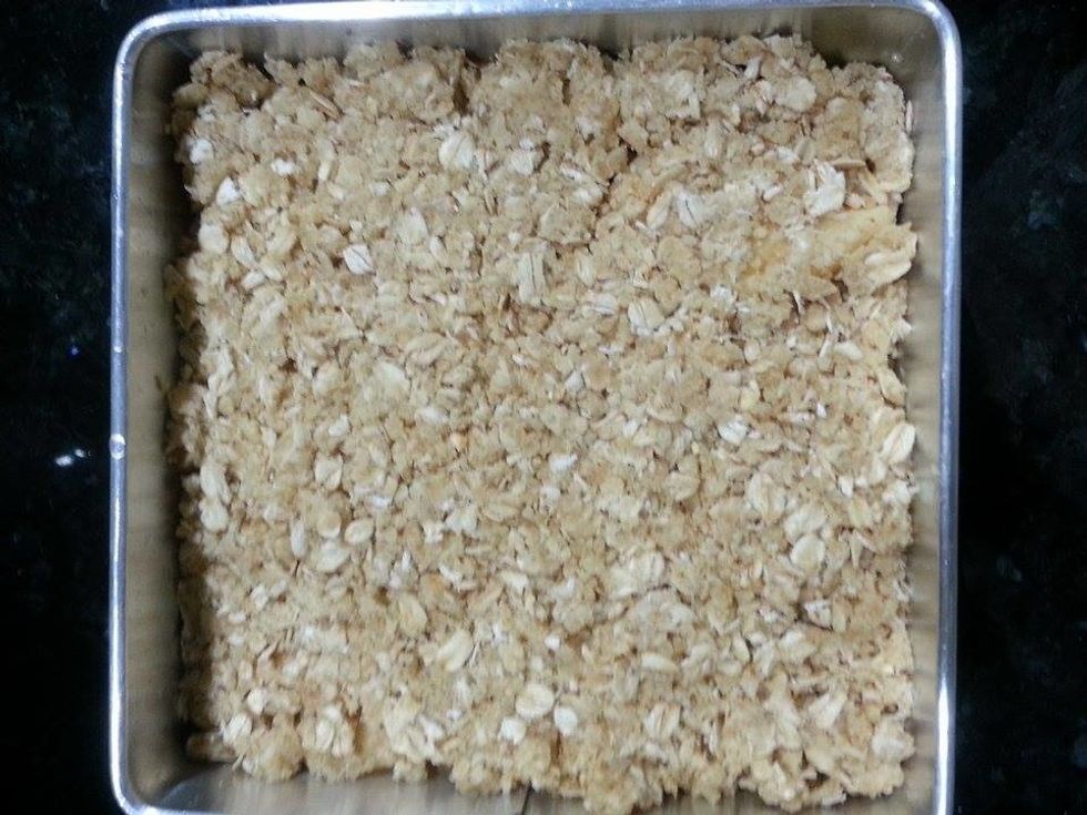 Spread the oats mixture over apples and pat gently.