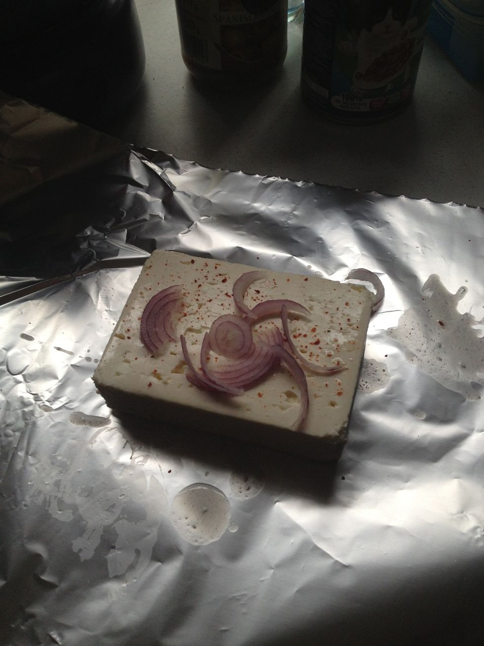 Spread the onion and the Chili powder over the cheese