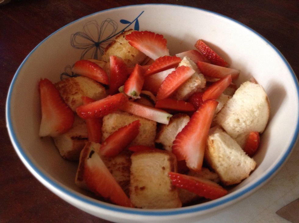 Spread the strawberries onto diced toast thoroughly