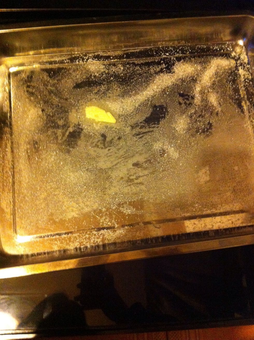 Spread the suger on kindled dish
