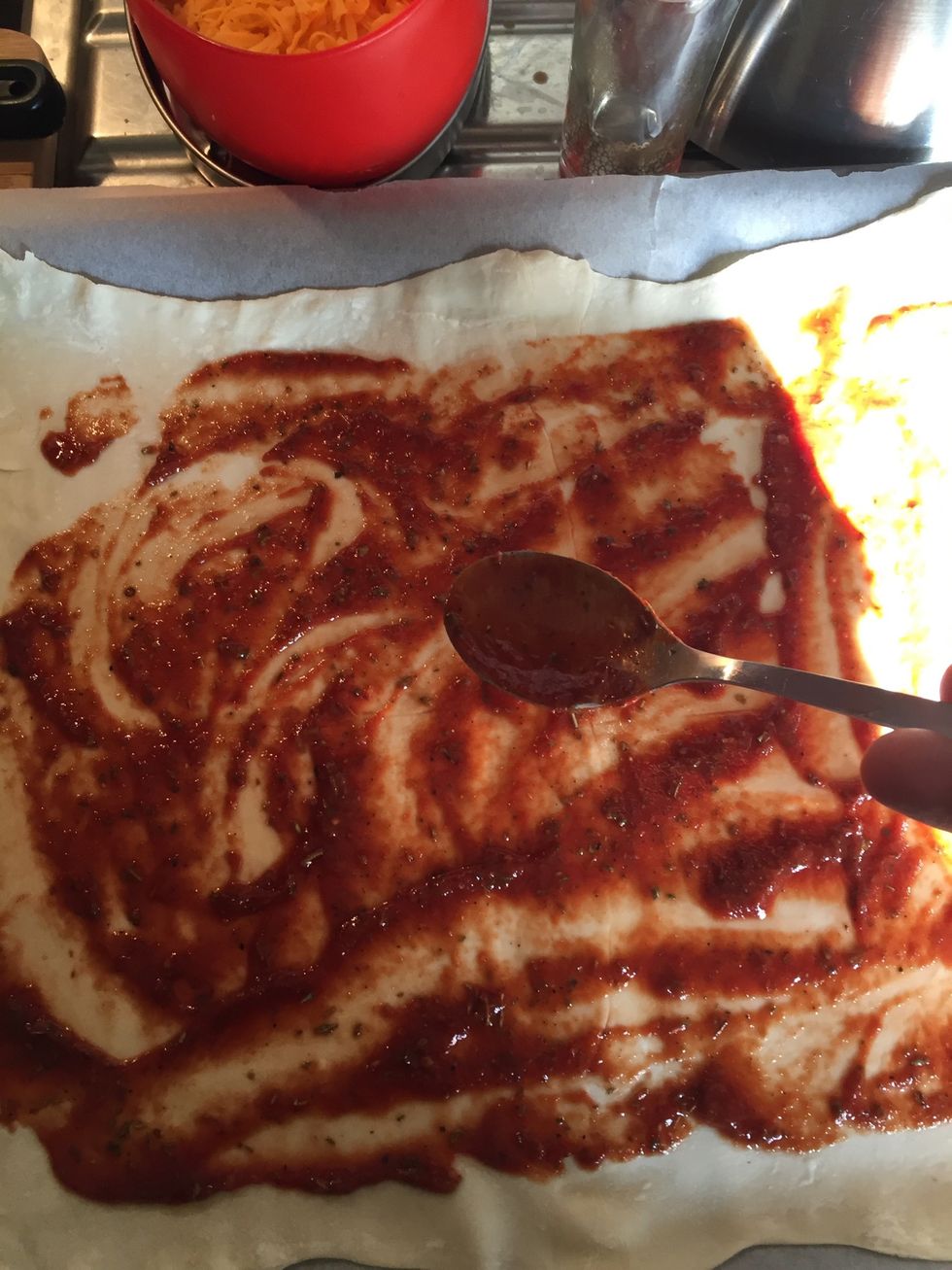 Spread the tomato sauce with help of back of spoon\ud83d\ude09\ud83d\ude0e