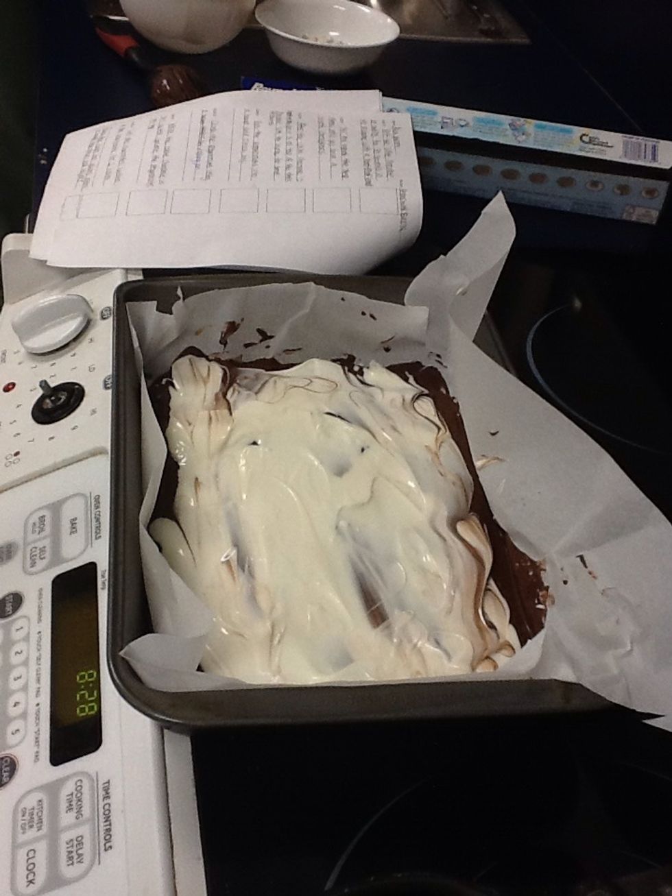 Spread the white chocolate evenly as a layer.