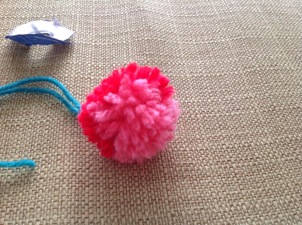 Spread the yarn around so your Pompom is round.