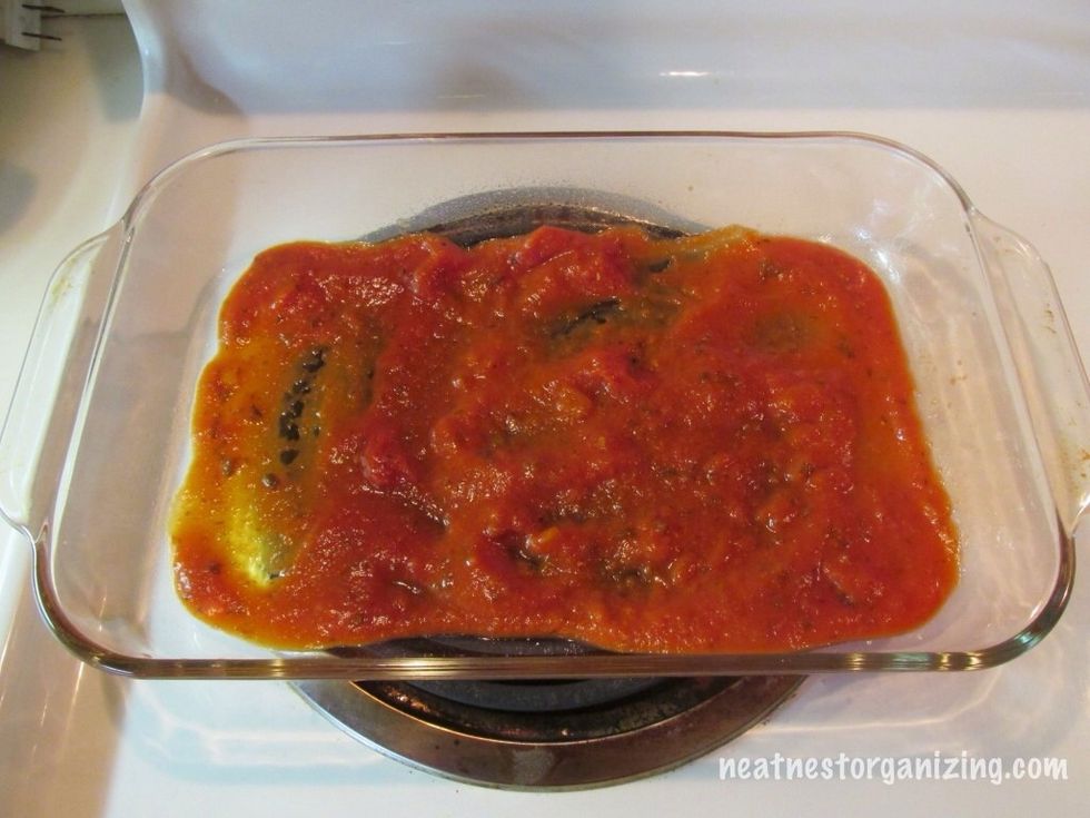 Spread thin layer of spaghetti sauce on bottom of lightly greased 11x7 Pyrex baking dish.