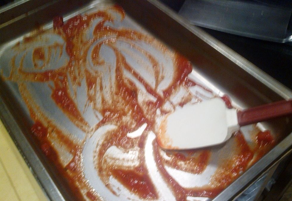 Spread tomato sauce in a pan.