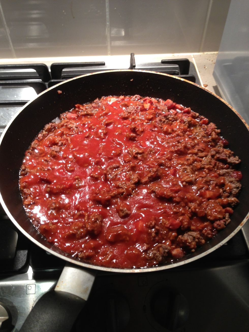 Spread tomato soup evenly around the fry pan