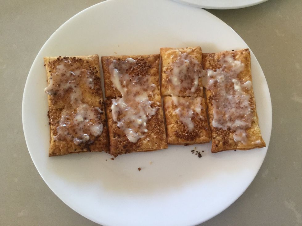 Spread yoghurt and icing sugar mixture on 4 of the pastries. These will be used as the top layer