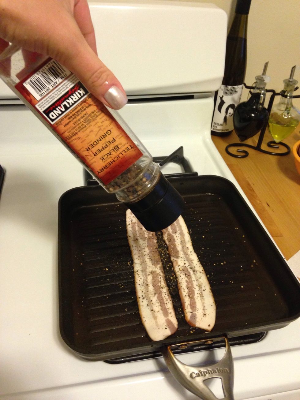 Sprinkle 1/4 tsp of black pepper on the bacon.