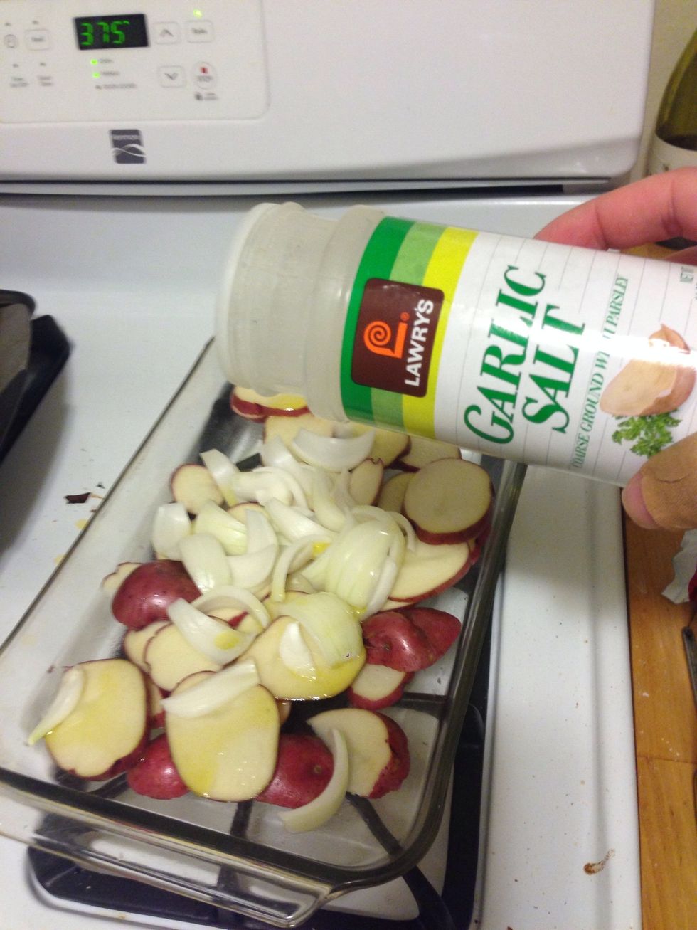 Sprinkle 1 tsp of olive oil over the potatoes.