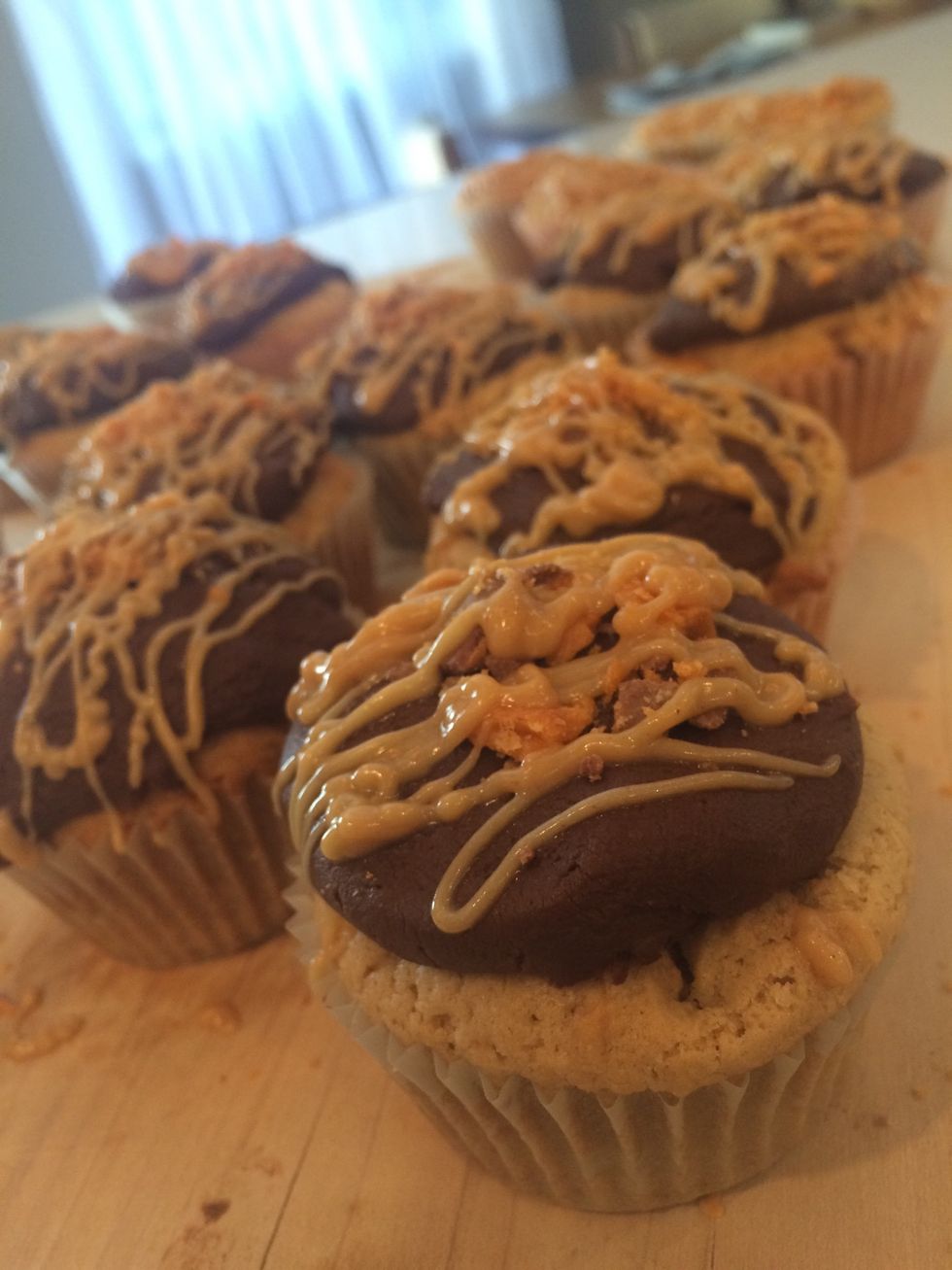 Sprinkle a bit of crushed Butterfinger on the iced cupcakes and finish off with the peanut butter drizzle. \ud83d\ude0d