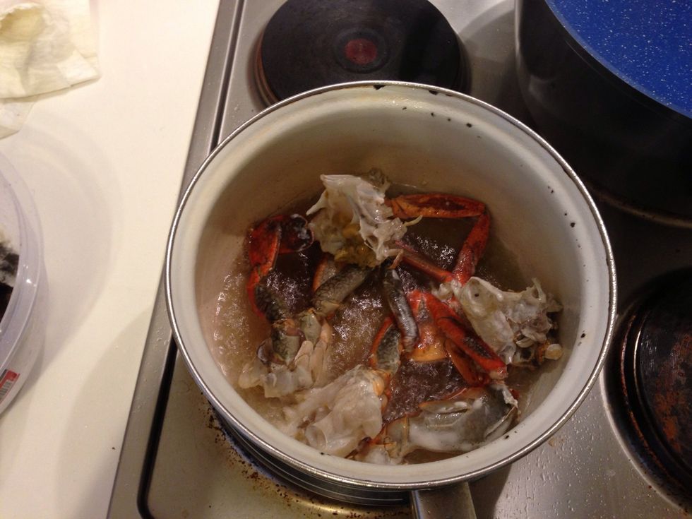 Sprinkle a little bit of corn flour over the mud crab and deep fry them into hot oil