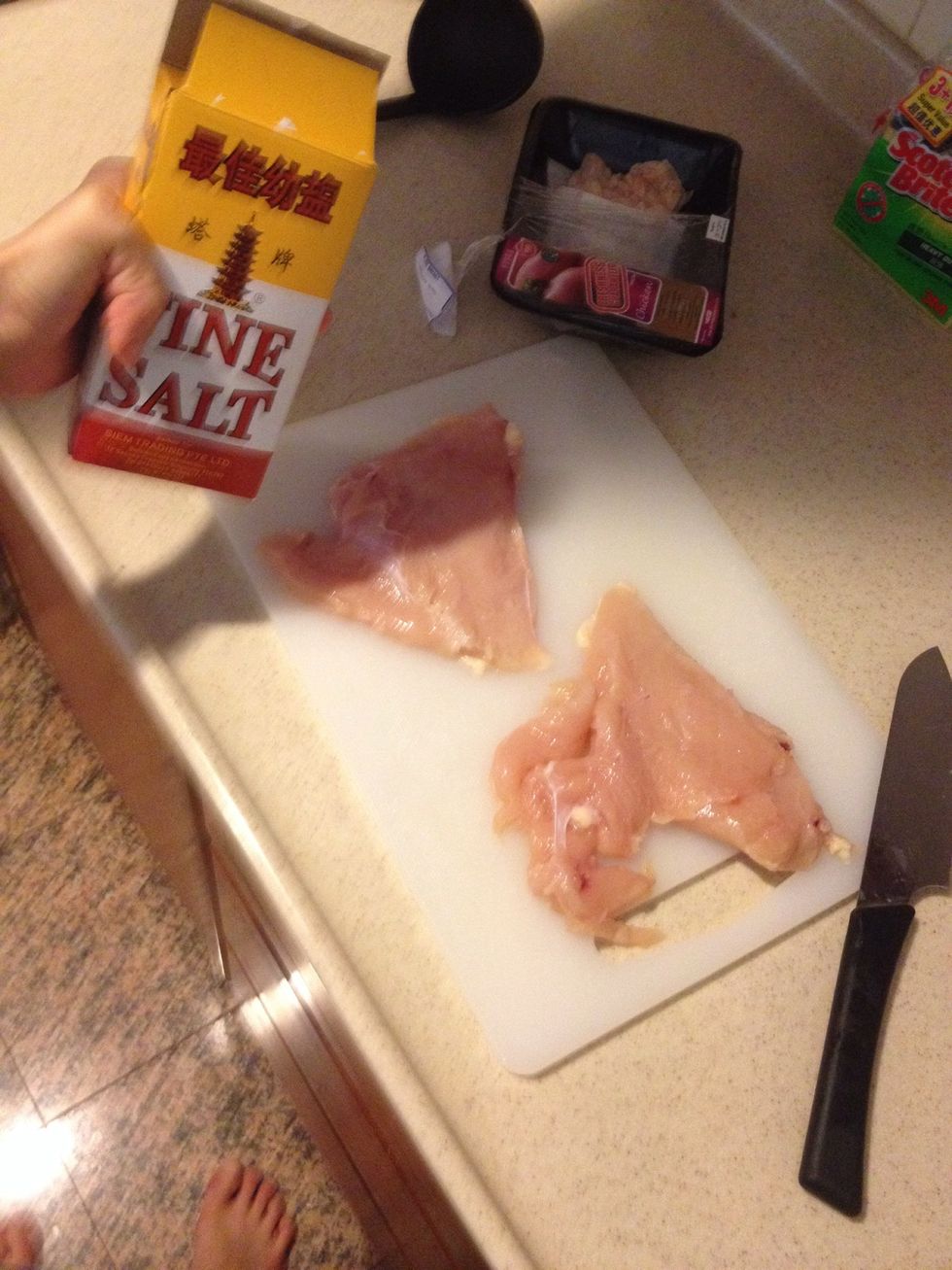 Sprinkle a lot of salt on the meat and rub.