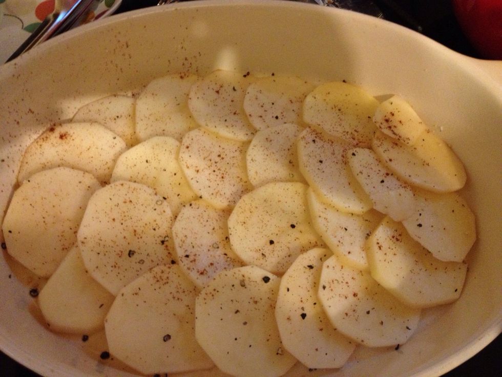 Sprinkle a pinch of salt. Lightly sprinkle black pepper, paprika, chili pepper and half the garlic