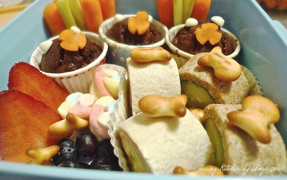 Sprinkle additional 'flying fish' cheese crackers on the lunchbox if desire.