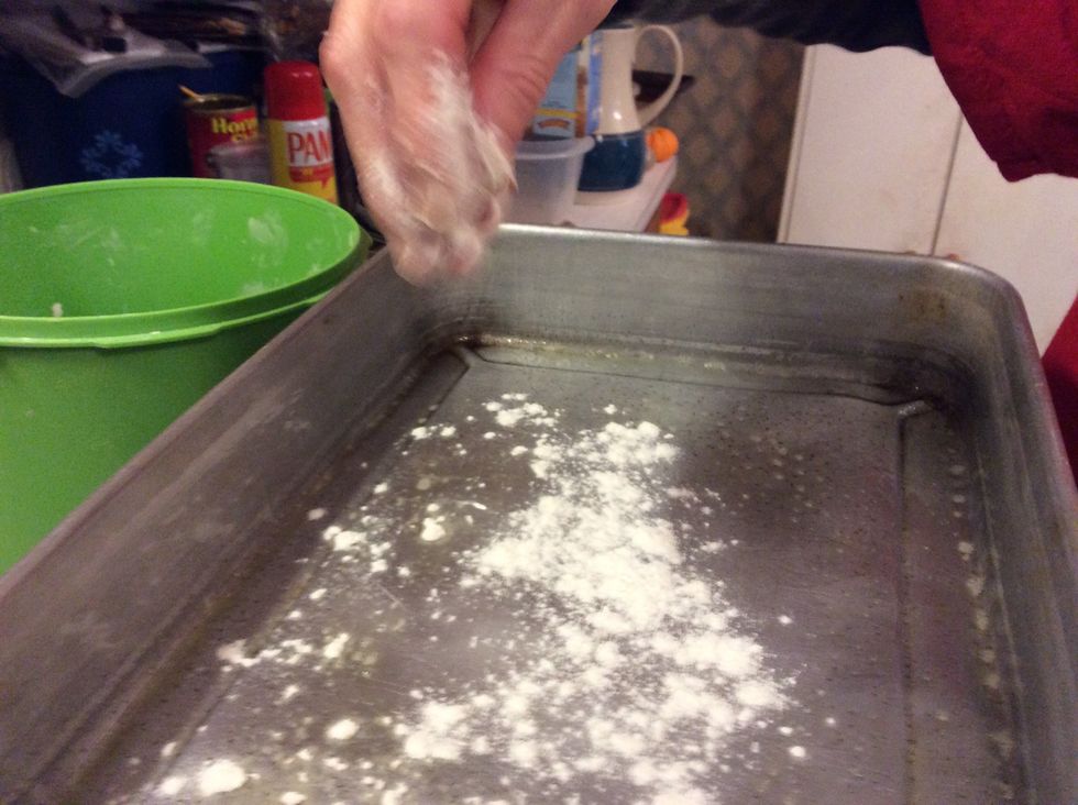 Sprinkle flour on the pan then shake pan lightly (upright) (repeat one time)