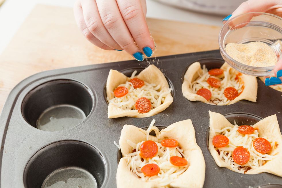 Sprinkle garlic powder over toppings.