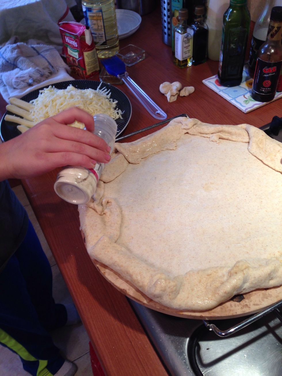 Sprinkle garlic salt on top of the stuffed edges