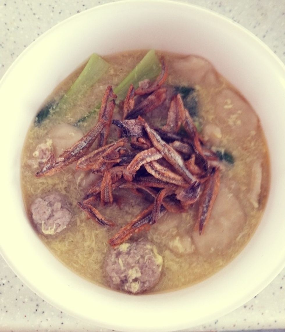 Sprinkle ikan bilies on top to serve.
